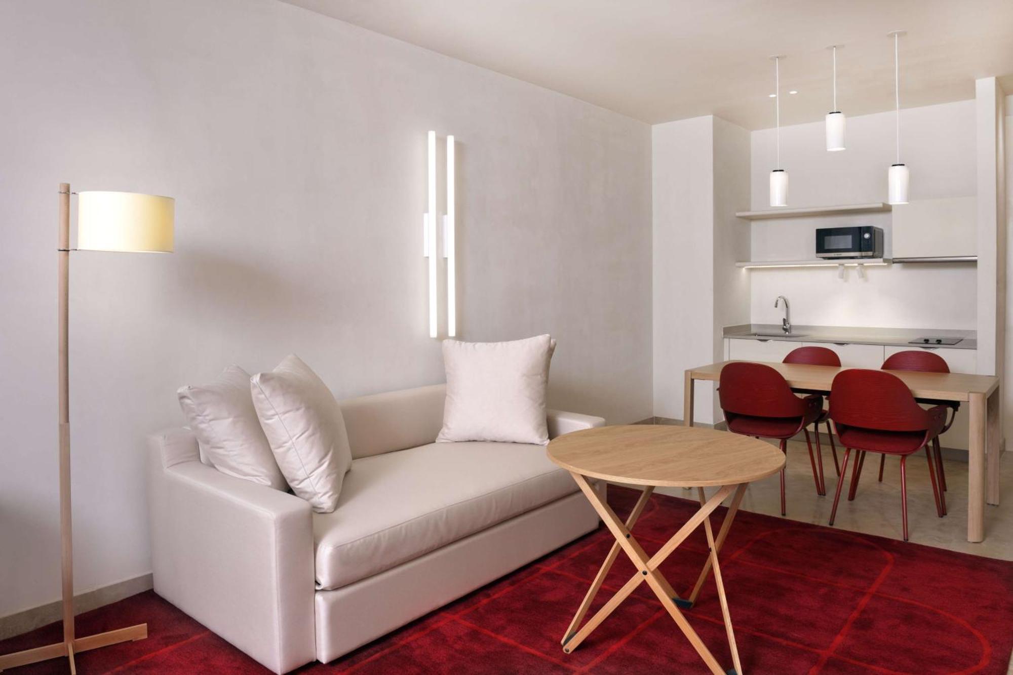 Doubletree By Hilton Ben Guerir Hotel & Residences Benguerir Bagian luar foto