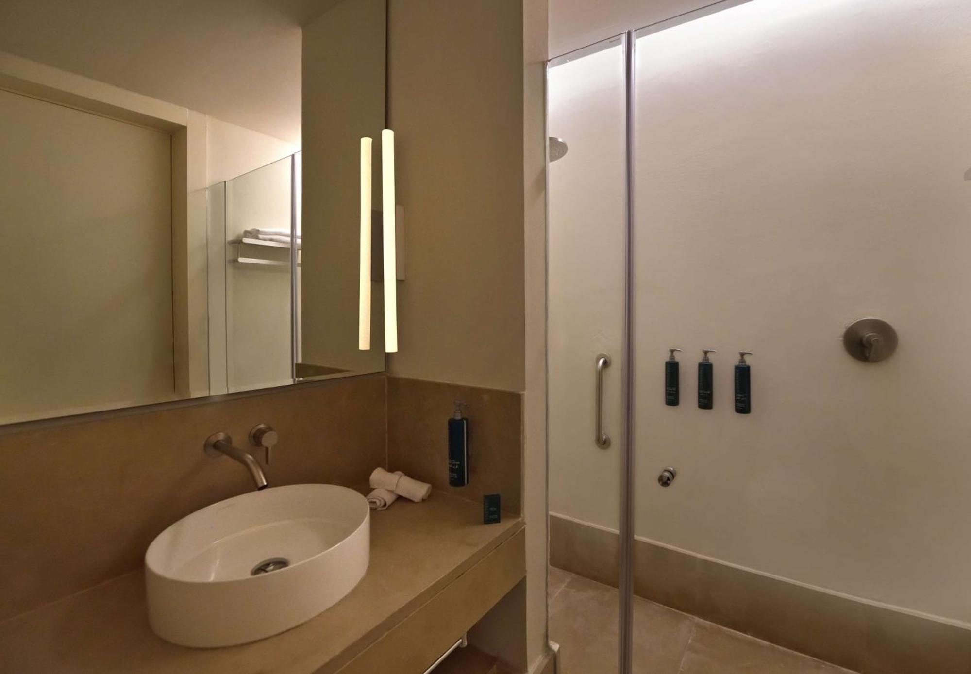 Doubletree By Hilton Ben Guerir Hotel & Residences Benguerir Bagian luar foto