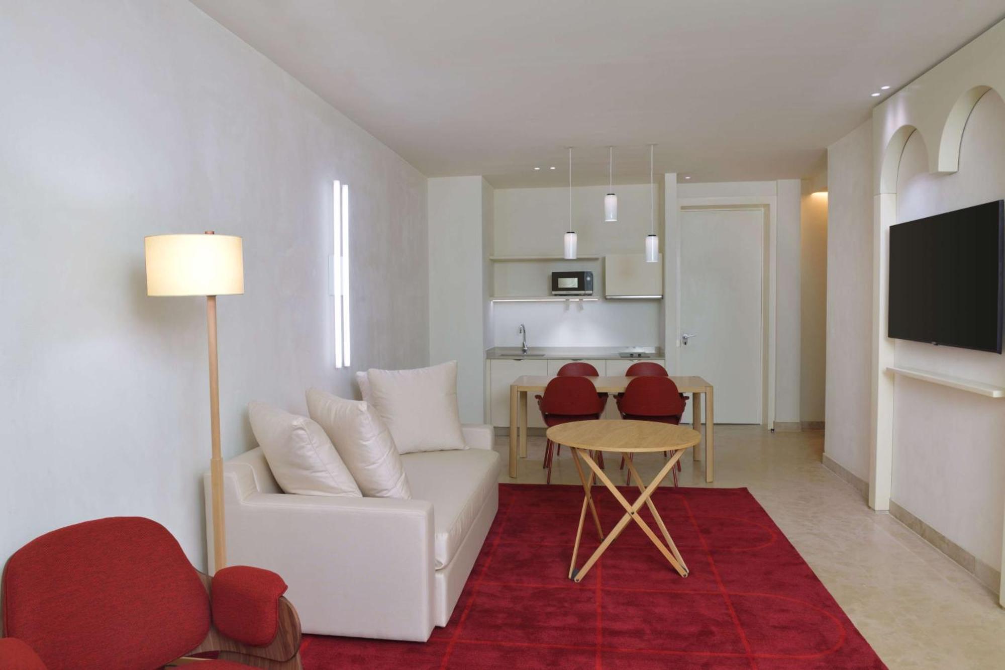 Doubletree By Hilton Ben Guerir Hotel & Residences Benguerir Bagian luar foto
