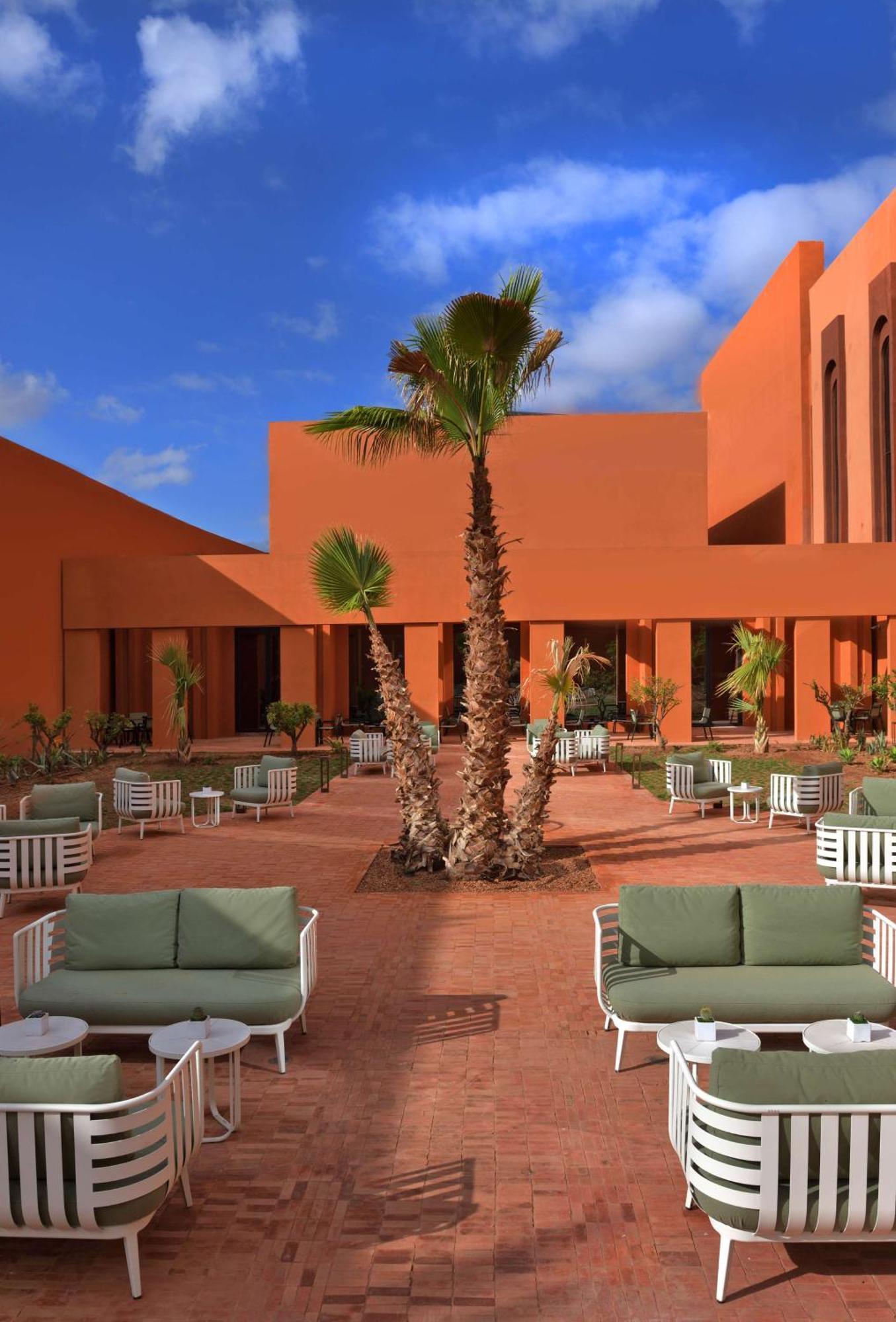 Doubletree By Hilton Ben Guerir Hotel & Residences Benguerir Bagian luar foto