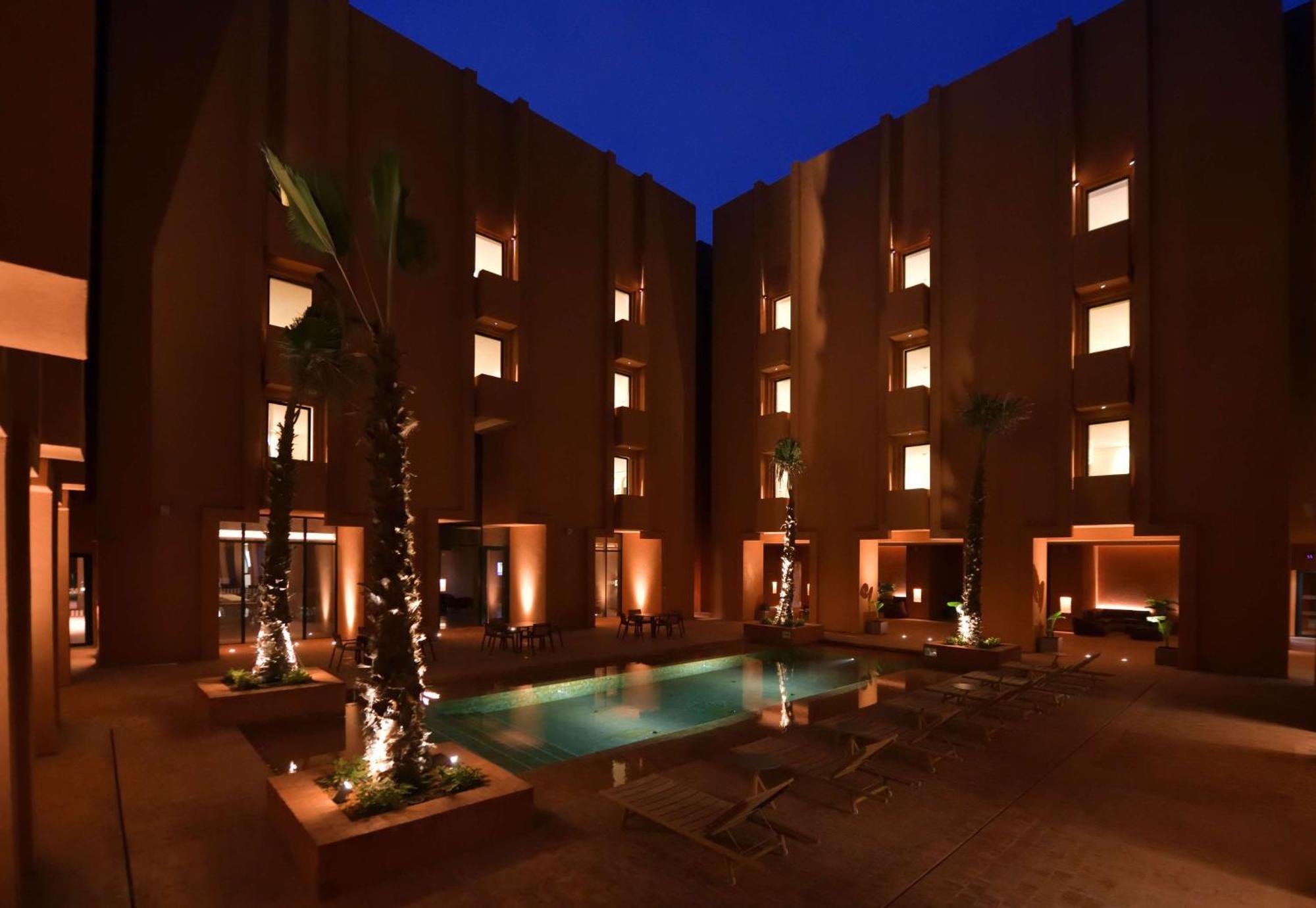 Doubletree By Hilton Ben Guerir Hotel & Residences Benguerir Bagian luar foto