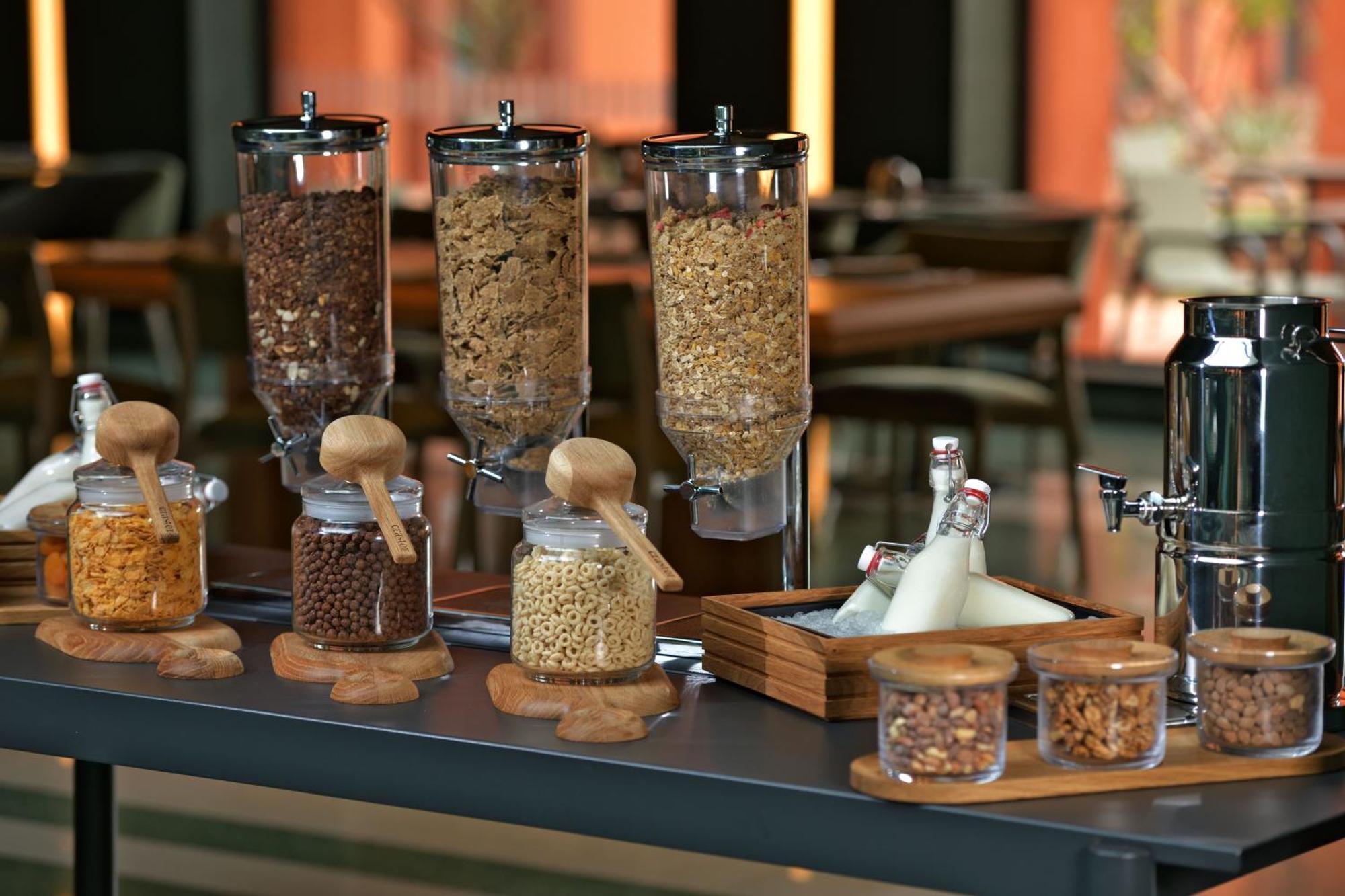Doubletree By Hilton Ben Guerir Hotel & Residences Benguerir Bagian luar foto